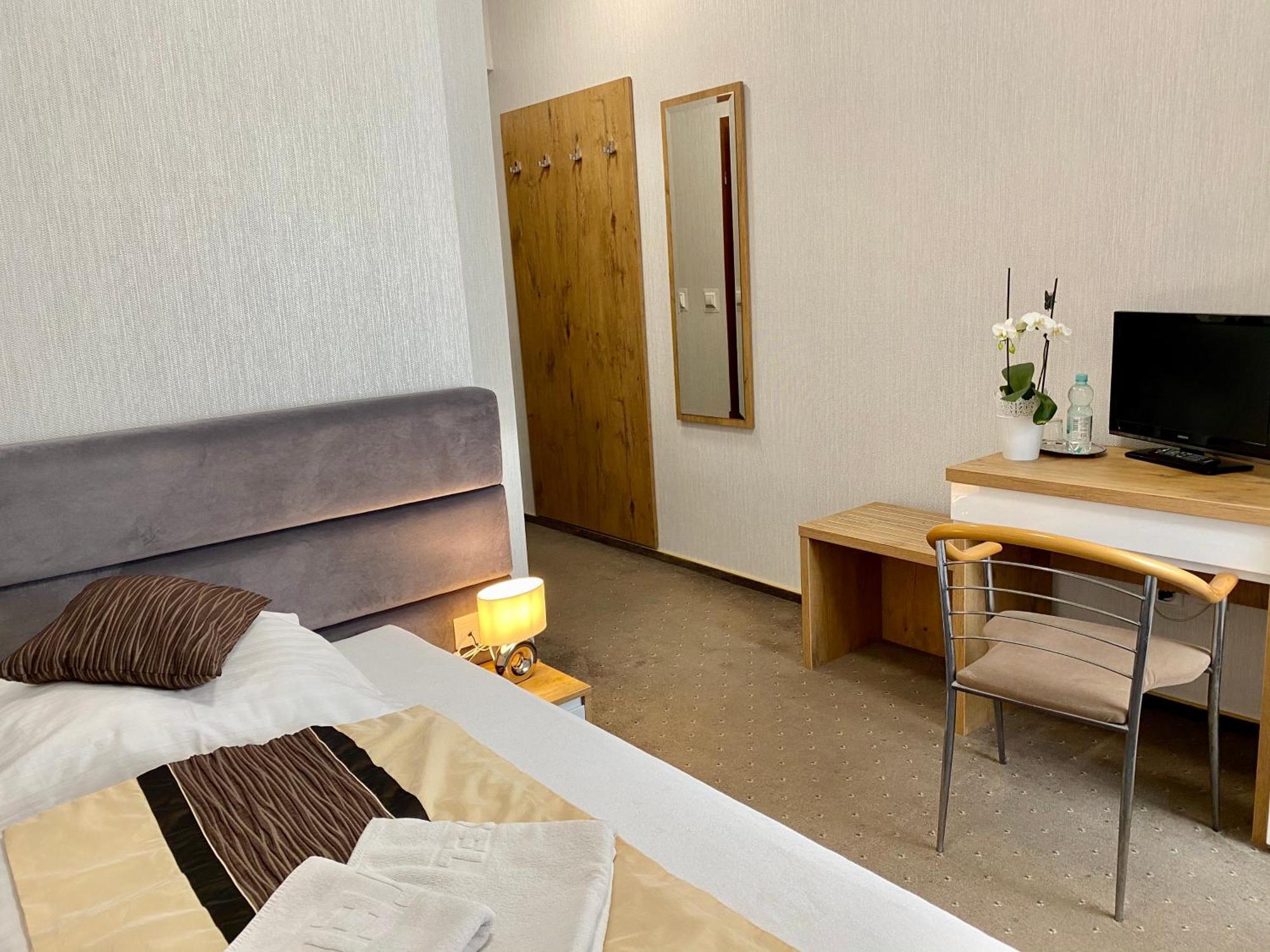 Park Hotel Dobrodzien Ngoại thất bức ảnh
